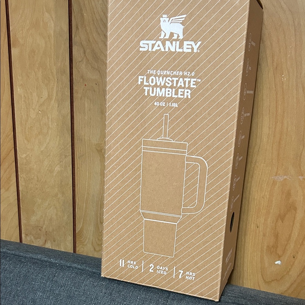 Stanley x Hello Kitty Glittery Red 40 oz Flowstate Tumbler - Picture 8 of 11